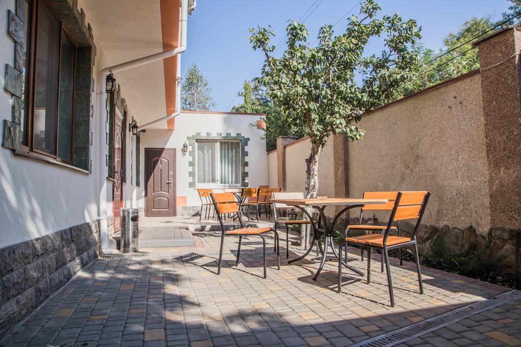 Guest House Montreal 오데사 외부 사진